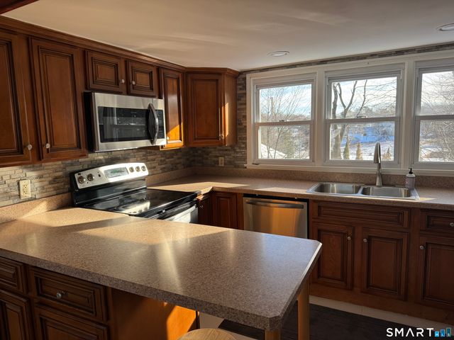 11 Blumenthal Drive, Montville, CT 06382