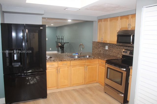 8925 Springtree Lakes Dr, Sunrise, FL 33351