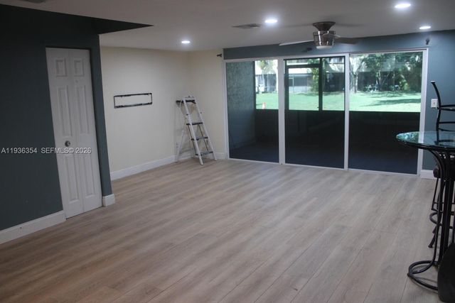 8925 Springtree Lakes Dr, Sunrise, FL 33351