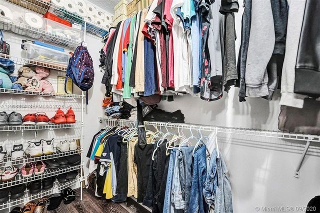 8925 Springtree Lakes Dr, Sunrise, FL 33351