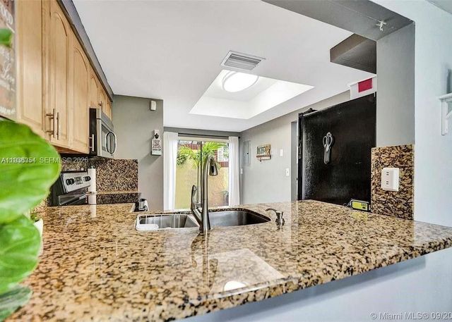 8925 Springtree Lakes Dr, Sunrise, FL 33351