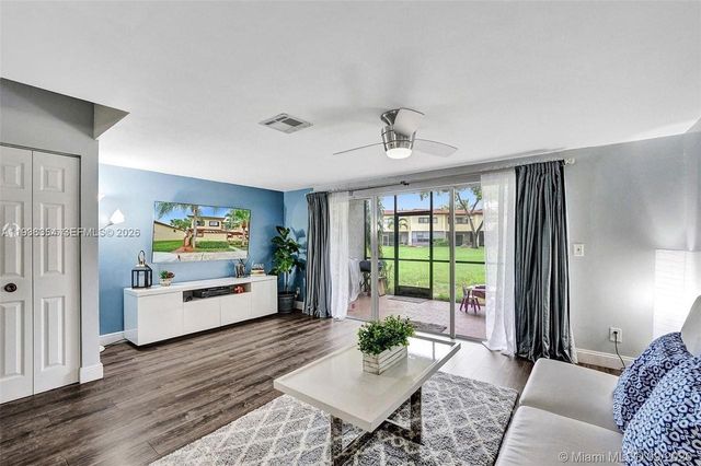 8925 Springtree Lakes Dr, Sunrise, FL 33351