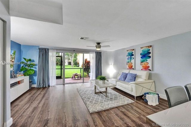 8925 Springtree Lakes Dr, Sunrise, FL 33351