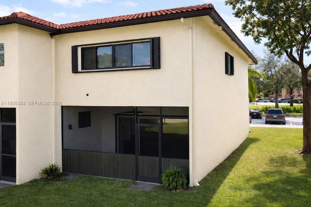 8925 Springtree Lakes Dr, Sunrise, FL 33351