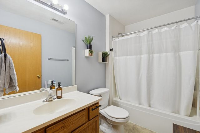 145 Penny Lane 1, Sycamore, IL 60178