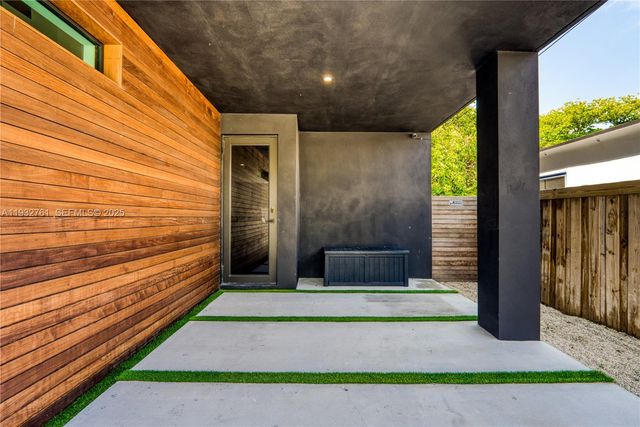 58 NW 52nd St, Miami, FL 33127