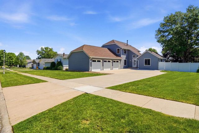 905 Nancy Road, Waterloo, IA 50702
