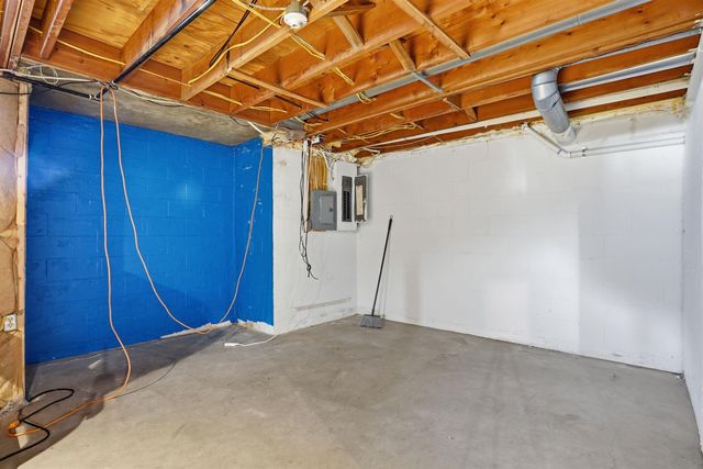 905 Nancy Road, Waterloo, IA 50702