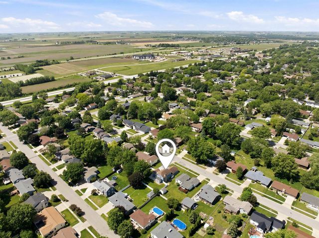 905 Nancy Road, Waterloo, IA 50702