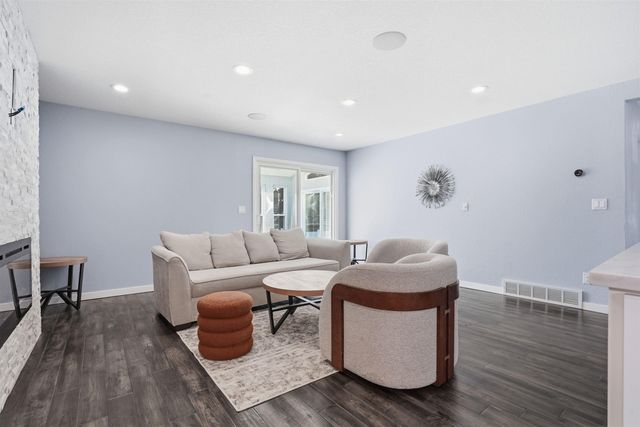 905 Nancy Road, Waterloo, IA 50702