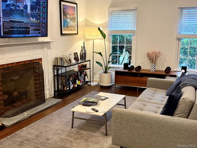 11 Duke Of Gloucester, Manhasset, NY 11030