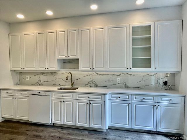11 Duke Of Gloucester, Manhasset, NY 11030