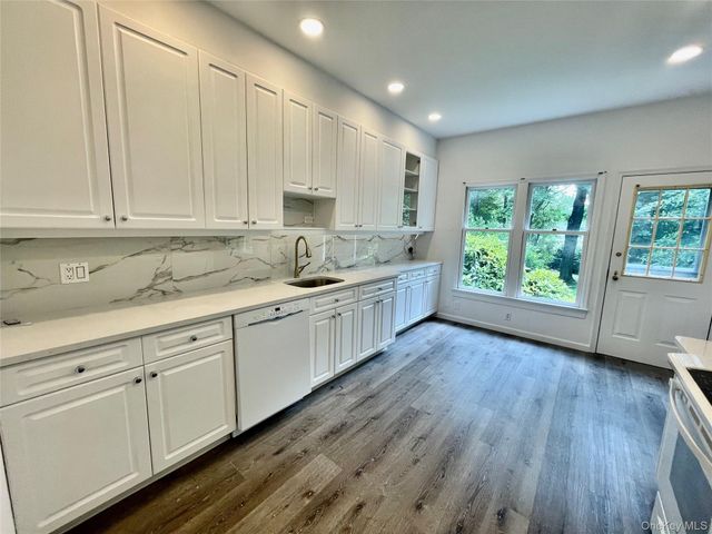 11 Duke Of Gloucester, Manhasset, NY 11030