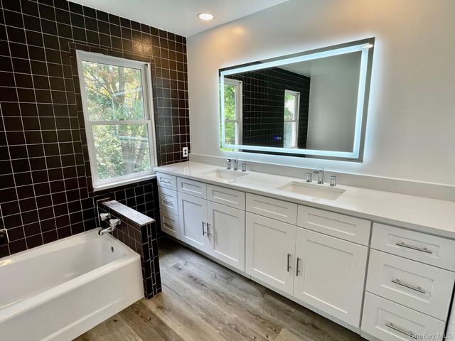 11 Duke Of Gloucester, Manhasset, NY 11030