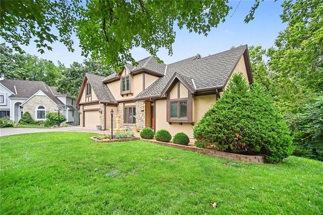 5525 N Oakdale Place, Parkville, MO 64152