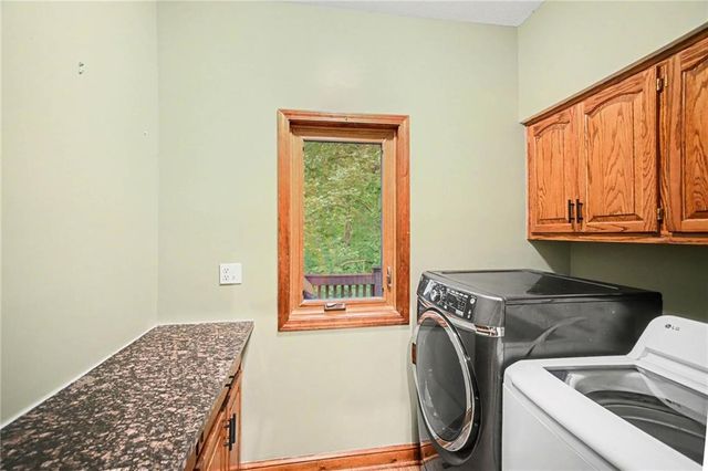 5525 N Oakdale Place, Parkville, MO 64152