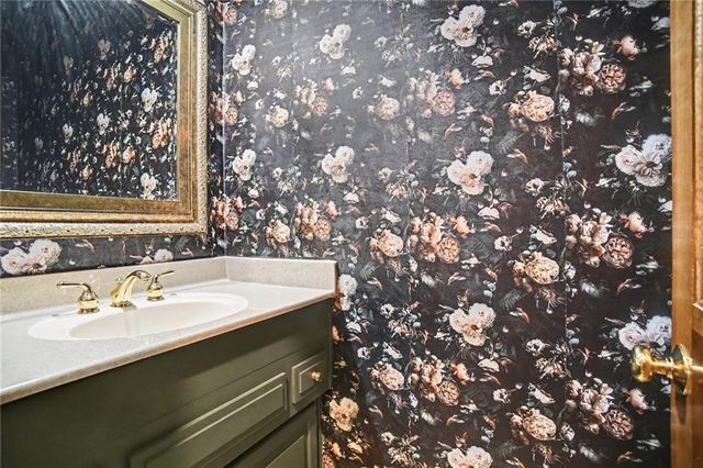 5525 N Oakdale Place, Parkville, MO 64152