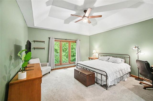 5525 N Oakdale Place, Parkville, MO 64152