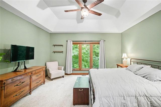 5525 N Oakdale Place, Parkville, MO 64152