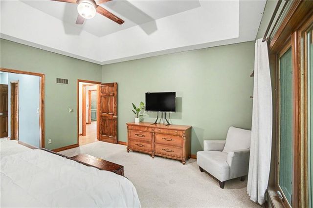 5525 N Oakdale Place, Parkville, MO 64152