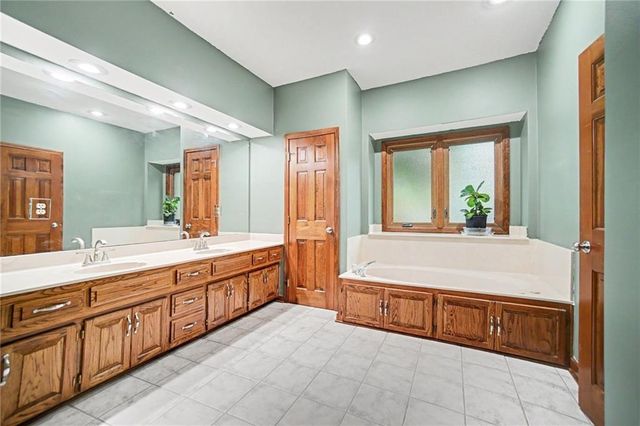 5525 N Oakdale Place, Parkville, MO 64152