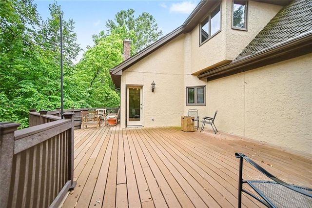 5525 N Oakdale Place, Parkville, MO 64152