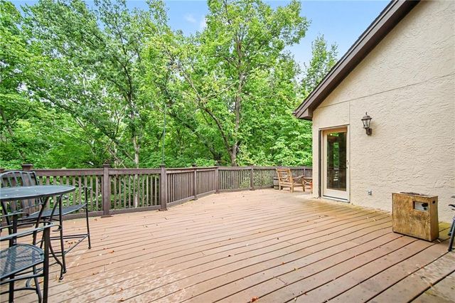 5525 N Oakdale Place, Parkville, MO 64152