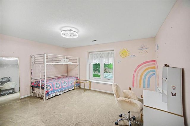 5525 N Oakdale Place, Parkville, MO 64152