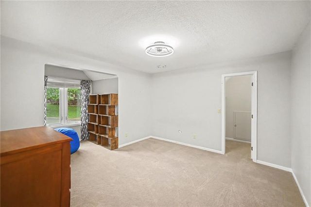 5525 N Oakdale Place, Parkville, MO 64152