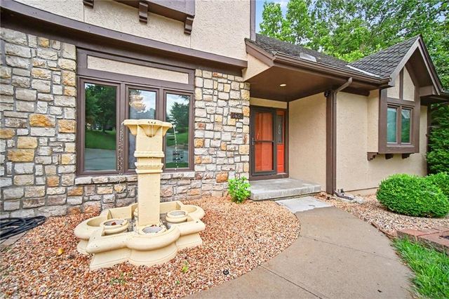 5525 N Oakdale Place, Parkville, MO 64152