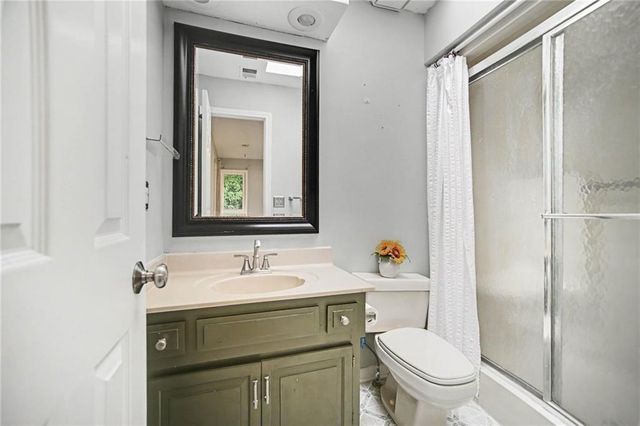 5525 N Oakdale Place, Parkville, MO 64152