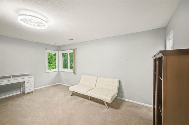 5525 N Oakdale Place, Parkville, MO 64152