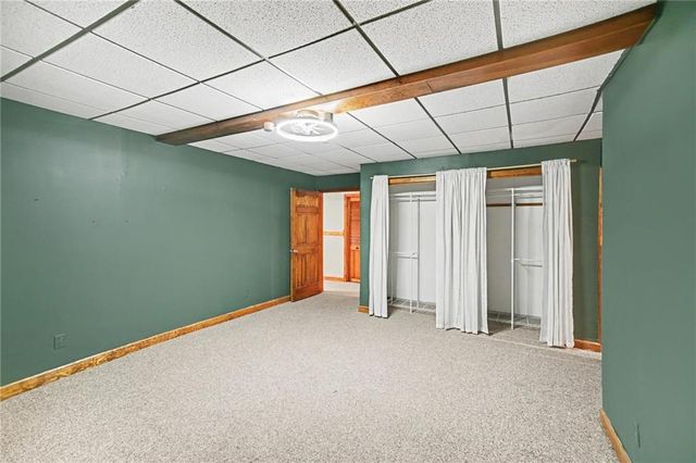 5525 N Oakdale Place, Parkville, MO 64152
