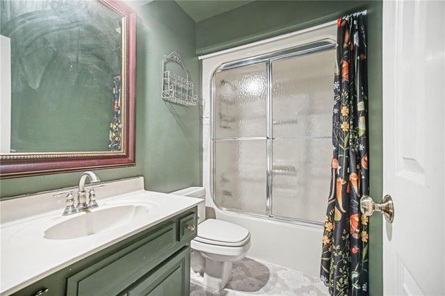 5525 N Oakdale Place, Parkville, MO 64152