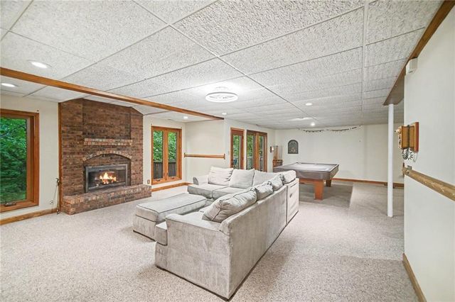 5525 N Oakdale Place, Parkville, MO 64152