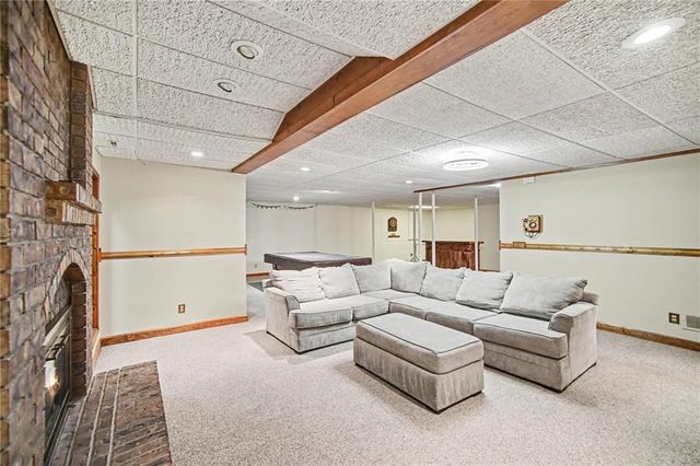 5525 N Oakdale Place, Parkville, MO 64152