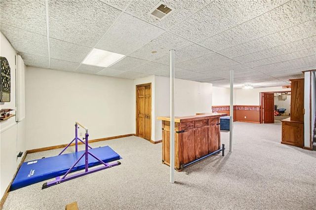 5525 N Oakdale Place, Parkville, MO 64152