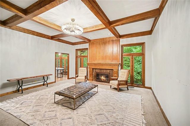 5525 N Oakdale Place, Parkville, MO 64152