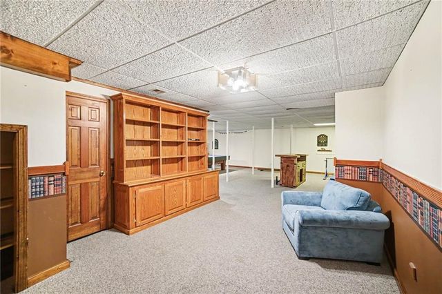 5525 N Oakdale Place, Parkville, MO 64152