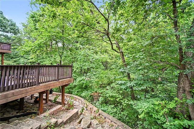 5525 N Oakdale Place, Parkville, MO 64152
