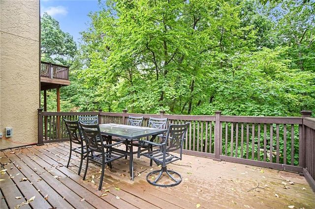 5525 N Oakdale Place, Parkville, MO 64152