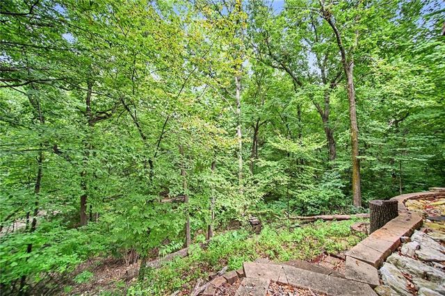 5525 N Oakdale Place, Parkville, MO 64152