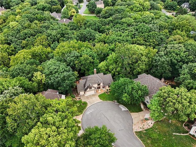5525 N Oakdale Place, Parkville, MO 64152