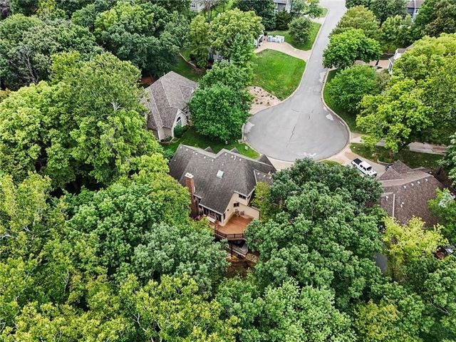 5525 N Oakdale Place, Parkville, MO 64152