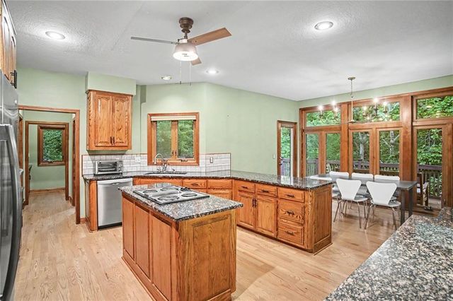 5525 N Oakdale Place, Parkville, MO 64152