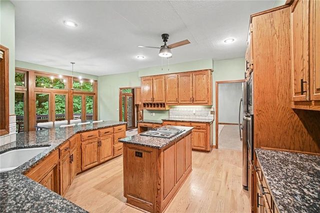 5525 N Oakdale Place, Parkville, MO 64152