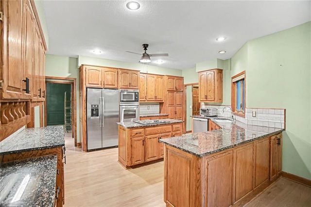 5525 N Oakdale Place, Parkville, MO 64152