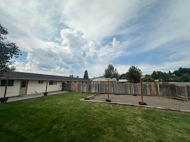 10683 McGuire Avenue, Klamath Falls, OR 97603