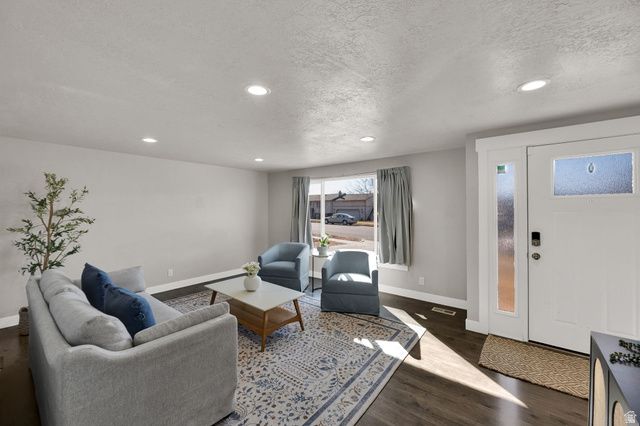 10517 S LARKSPUR DR, Sandy, UT 84094