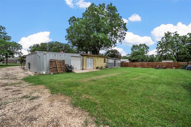 805 S Harrison Street, West, TX 76691